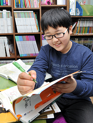 예비중학생인 양정훈군이 선행학습을 통해 중학교 생활을 준비하고 있다.