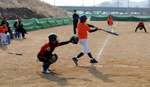 사회인 야구 인구가 증가하고 있지만 야구장 부족으로 많은 동호인들이 경기를 하는데 큰 어려움을 겪고 있다. 21일 달성군 방천구장에서 야구 꿈나무들이 맨땅에서 경기를 펼치고 있다. 이채근기자 mincho@msnet.co.kr