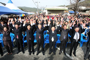 25일 이명박 대통령 취임 2주년을 맞아 대통령 고향인 포항 흥해읍 덕실마을에서는 축하행사가 열린다. 지난해 이 대통령 취임 1주년 때 덕실마을에서 열린 축하행사 모습. 포항시 제공