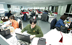 KT 서초사옥(올레캠퍼스)은 직급, 조직별로 파티션을 과감히 없애고 직급에 관계없이 자리를 배치하는 등 업무의 효율성을 극대화시켰다. 사진제공:KT