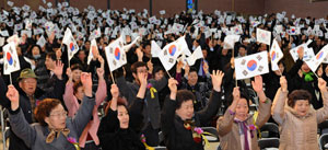 제 91주년 3·1절을 맞아 대구지역 생존 애국지사, 광복회원, 각급 기관단체장, 시민, 학생 등 2천여명이 신명고 강당에서 기념식을 가지며 