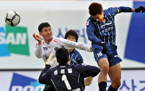 지난달 27일 오후 대구시민운동장에서 열린 프로축구 대구FC와 광주 상무 홈 개막전에서 대구 FC 방대종이 상대 문전에서 해딩슛을 쏘고 있다. 김태형기자 thkim21@msnet.co.kr