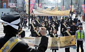 2·28 대구학생민주화운동 50주년을 맞아 28일 기념사업회 회원과 학생들이 1960년 학생시위대가 집결했던 명덕네거리에서 중앙로를 거쳐 2·28기념중앙공원까지 당시 상황을 재현하는 거리 퍼레이드를 하고 있다. 김태형기자 thkim21@msnet.co.kr