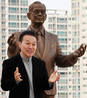 호암 동상을 만든 김규룡 작가는 호암의 진취성과 기상, 인재를 사랑하는 정신이 지역 경제를 살리는 상징물이 됐으면 한다고 했다. 성일권기자 sungig@msnet.co.kr