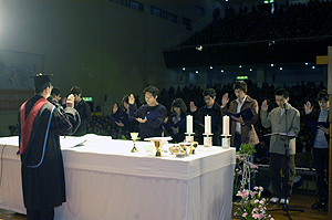 지역 대학들이 우수 신입생 유치를 위해 차별화된 교육과정과 장학금을 부여하는 특별학부 개설에 나서고 있다. 지난달 26일 열린 대구가톨릭대학 입학식.