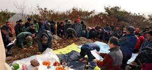 지난 1월 31일 청도남산 정상봉에서 열린 청도산악회 시산제. 추위가 풀리면서 여러 산악회들이 새해 등산 출발을 고하는 시산제를 올리고 있다.