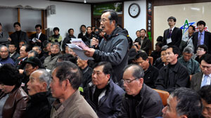 4일 오후 영천 화북면사무소에서 열린 보현산다목적댐 환경영향평가 설명회에서 주민들이 기후변화, 보상가 책정, 이주대책 등에 대해 질의하고 있다. 민병곤기자