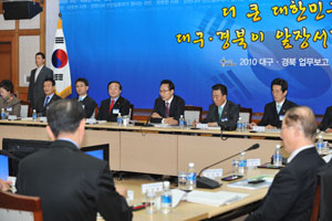 이명박 대통령이 5일 오전 대구시청에서 열린 2010년도 대구시 업무보고에서 인사말을 하고 있다. 정운철기자 woon@msnet.co.kr