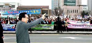 이명박 대통령이 5일 대구시청 앞 광장에서 환영나온 시민들에게 손을 흔들며 인사를 하고 있다. 정운철기자 woon@msnet.co.kr