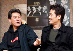 인터뷰 도중 틈만 나면 티격태격 자신의 주장을 주고받으며 즐겁게 대화를 나눈 남경읍·경주 형제.