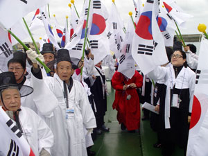 국가유공자와 그 가족들이 울릉항 독도평화호 접안 부두에서 안용복 장군의 애국심을 기리는 독도 퍼포먼스를 하고 있다.