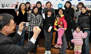 베트남과 중국, 일본 등에서 한국으로 시집 온 결혼이민여성들이 6일 2010학년도 한국방송통신대 대구캠퍼스 신입생 입학식에서 