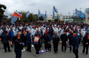 금속노조 경주지부 산하 조합원 2천여명이 8일 오후 경주역 광장에서 발레오전장의 직장폐쇄와 관련 연대총파업 결의대회를 하고 있다.