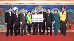 왼쪽부터 김호승 회장, 이국원 조합장, 정인열 본부장, 송명신 회장, 남유진 시장, 안윤식 회장, 곽윤학 단장, 박진우 구미지구협의회 고문, 이영렬 부회장.