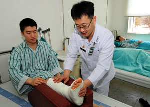육군3사관학교 지구병원에서 근무하고 있는 박한규 대위가 병실에 있는 병사의 상태를 살펴보고 있다. 성일권기자 sungig@msnet.co.kr