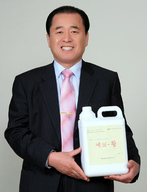 세일환경농업연구소 조현덕 대표가 안동대 전익조 교수팀이 지식경제부와 농촌진흥청으로부터 연구비를 지원받아 개발한 기술로 생산해 낸 친환경 적화제 