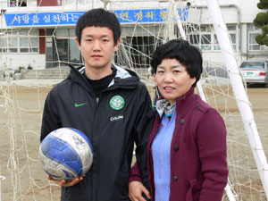 청구고 축구부 서영원(3년) 선수와 어머니 정향미씨. 이호준기자