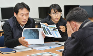 16일 오후 대구경찰청 소속 범죄심리분석관인 추창우 경장(왼쪽)과 박희정 경장이 자백 유도 모의연습을 하고 있다. 정운철기자 woon@msnet.co.kr