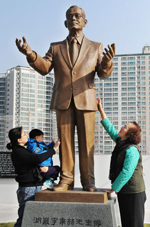 대구오페라하우스 야외 광장에 세워진 호암 이병철 동상을 만지면 부자가 된다는 소문이 돌고 있는 가운데 17일 오전 시민들이 호암 동상 만지고 있다. 성일권기자 sungig@msnet.co.kr