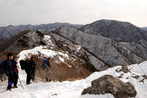 억산서 바라본 호거산과 운문산. 앞으로 먼저 솟아 보이는 게 904m봉, 그 다음의 더 큰 게 962m봉이고, 제일 뒤로 듬직한 게 운문산이다.