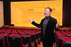 개관 5년차를 맞은 우봉아트홀(설명하는 이는 신상하 관장)이 대구의 클래식 전용 소공연장으로 자리매김하고 있다. 성일권기자 igsung@msnet.co.kr
