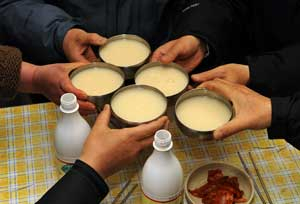 지난해부터 불기 시작한 막걸리 열풍이 여전히 뜨겁다. 그러나 지역 막걸리 시장에 대한 대기업의 공세가 치열해졌고, 전통술임에도 원료는 수입산에 의존하고 있다는 지적도 제기된다. 김태형기자 thkim21@msnet.co.kr