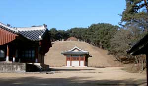 앞에서 본 건원릉. 위풍당당한 모습이다.
