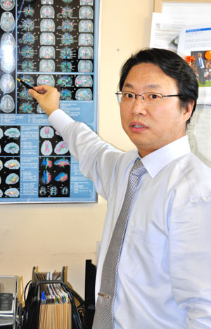 ▲영남대병원 재활의학과 장성호 교수가 뇌의 회복기전에 대해 설명하고 있다. 장 교수는 세계 최초로 2가지 회복기전을 발견해 세계 학계에 보고했고, 추가 발견한 1가지 회복 기전은 국제학술지 심사를 받고 있다.