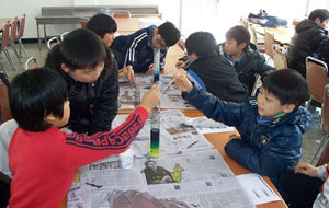 대구교육대학 주최로 최근 열린 생활과학교실에서 관호초교 학생들이 과학실험을 하고 있다.