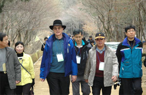 이참 한국관광공사 사장(오른쪽에서 네번째) 등이 문경새재 길을 걷고 있다,