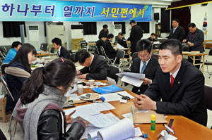 6·2지방선거 공천신청 마지막 날인 22일 오후 대구 범어동 한나라당 경북도당 사무실이 공천신청자들로 붐비고 있다. 김태형기자 thkim21@msnet.co.kr