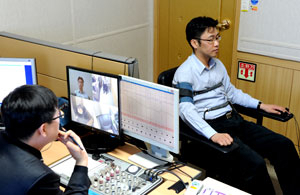 22일 오후 대구경찰청 범죄심리실에서 김태진 기자가 뺑소니범 역할을 맡아 거짓말탐지기 체험을 하고 있다. 이채근기자 mincho@msnet.co.kr