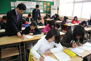 영주 부석초교 학생들이 부모에게 음주운전을 하지 마세요라는 주제로 편지를 쓰고 있다.