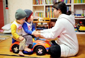 쌍둥이 형제인 4세 현민(가명)이와 재민(가명)이는 각각 1㎏과 950g의 미숙아로 태어나면서 발달장애와 시각장애 등 갖은 병을 앓고 있다. 꾸준한 재활치료를 받으면 조금이나마 증세를 완화시킬수 있지만 비싼 치료비 부담에 엄두를 내지 못하고 있는 실정이다. 사진·이채근기자 mincho@msnet.co.kr