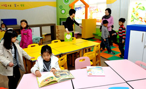용호초교 돌봄교실에 학생들이 방과후 학습 및 휴식을 즐기고 있다.