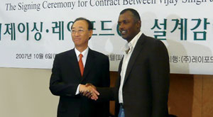정창균(왼쪽) 레이포드CC 회장과 비제이 싱이 2007년 10월 6일 서울 소공동 롯데호텔에서 골프장 설계 및 시공감리와 관련 컨설팅업무 조인식을 가졌다. 사진제공·정창균 레이포드CC 회장