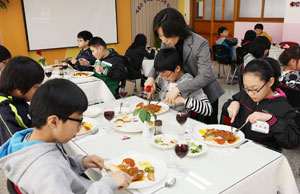 대구 달서구 장동초등학교에 마련된 예절체험교육센터에서 학생들이 양식 예절을 배우고 있다.