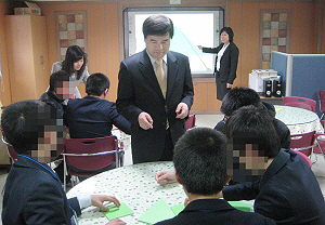 학생들이 Wee센터에서 심리치료를 받고 있다.