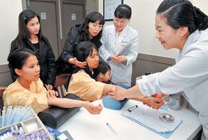 ▲31일 낮 한국의학연구소 대구검진센터에서 결혼이주여성들이 채혈검사에 응하고 있다. 정운철기자 woon@msnet.co.kr