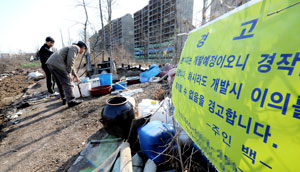 대구시 북구 복현2동 금호강변의 녹지축인 은행나무 군락지가 사라졌다. 2008년부터 수십년 된 은행나무가 점차 벌목된 이곳엔 개발예정지임을 알리는 현수막이 나붙어 있다. 김태형기자 thkim21@msnet.co.kr