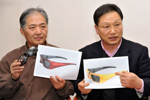 대구의 선글라스 전문업체인 삼성공업사 김태성 대표(왼쪽)와 반도체 팹리스 회사인 ㈜APE 김정훈 대표가 공동으로 개발한 3D TV용 셔터글라스식 안경의 디자인에 대해 설명하고 있다. 정운철기자 woon@msnet.co.kr