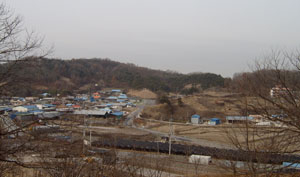 청주한씨 시조묘 원경. 편안하고 아늑한 분위기다. 사진 가운데 왕릉처럼 생긴 곳이 묘가 있는 산의 끝자락이다. 묘소는 그 위에 있다.