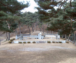 한란묘 전경. 조선 숙종 때에 묘역을 복원하였다고 한다. 곡장(曲墻)이 인상적이다.