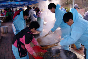 소백산마라톤대회가 성공을 거두는데 500여명에 이르는 자원봉사자들의 정성어린 봉사가 밑거름이 됐다.