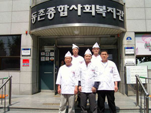 ▲참사랑봉사단 회원들은 지난해 4월 대구 동촌종합사회복지관에서 500여명에게 무료로 자장면을 대접하는 봉사활동을 했다. 참사랑봉사단 제공