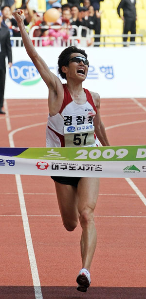 지영준이 11일 대구스타디움 일원에서 열리는 2010 대구국제마라톤대회에서 2연패에 도전한다. 사진은 지난해 대구국제마라톤대회에서 1위로 골인하는 지영준. 매일신문 자료사진