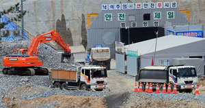 대구시건설본부가 앞산순환도로 4차선 공사 현장에서 나온 토석의 불법 처리를 방조하고 있다는 논란이 일고 있다. 7일 오전 앞산터널 공사현장에서 덤프트럭이 토석을 운반하고 있다. 성일권기자 sungig@msnet.co.kr