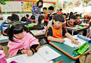대구 매곡초등학교 2학년 3반 아이들이 수업을 마치고 그날 학교에서 있었던 이야기를 일기로 쓰고 있다. 성일권기자 sungig@msnet.co.kr