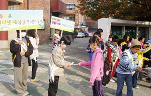 학교 정문 앞에서 선플달기 캠페인을 펼치고 있는 시지초교 학생들.