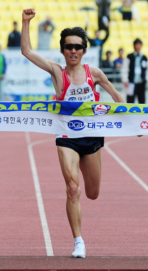 11일 대구스타디움과 시내일원에서 열린 2010 대구국제마라톤대회에서 남자부 2위 한국의 지영준(30.코오롱)이 2시간9분31초의 기록으로 결승선을 통과하고 있다. 성일권기자 sungig@msnet.co.kr